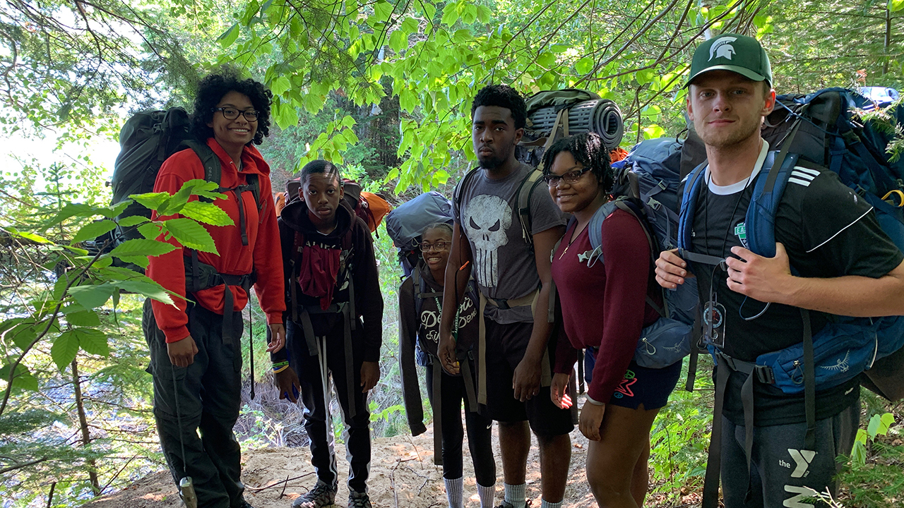 teens hiking on a BOLD & GOLD trip